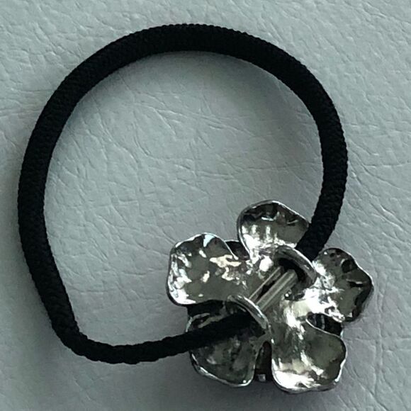 RHINESTONE AND METAL FLOWERED ELASTIC PONYTAIL HOLDER - Picture 8 of 12